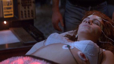 Julia Roberts - Porn Scenes in Flatliners (1990)