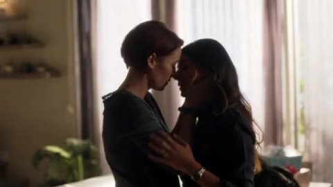 Chyler Leigh, Floriana Lima - Porn Scenes in Supergirl s03e05 (2016)