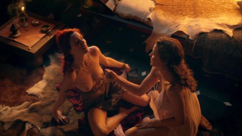 Lucy Lawless, Jaime Murray - Porn Scenes in Spartacus s01e01 (2011)