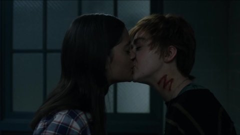 Blu Hunt, Maisie Williams - Porn Scenes in The New Mutants (2020)