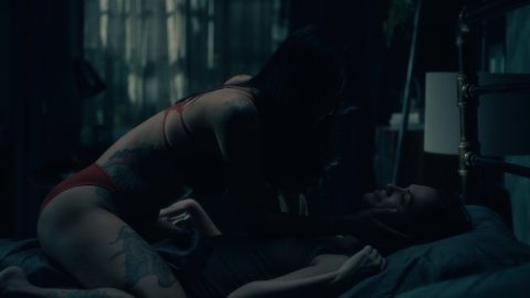 Kate Siegel, Levy Tran - Porn Scenes in The Haunting of Hill House s01e10 (2018)