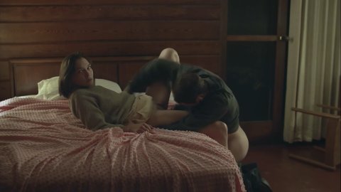 Hannah Gross, Lowell Hutcheson - Porn Scenes in The Mountain Between Us (2018)