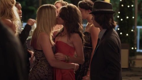 Dreama Walker, Sarah Hyland - Porn Scenes in Date and Switch (2013)