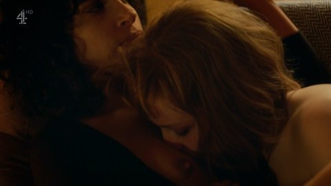 Desiree Akhavan, Niamh Algar - Porn Scenes in The Bisexual s01e04 (2018)